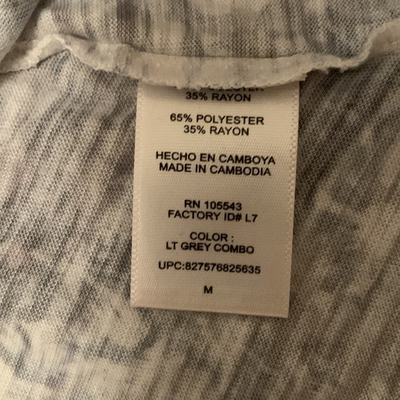 Daisy Fuentes- ladies Lavender floral tee, round collar, cap sleeves, - Picture 3 of 3